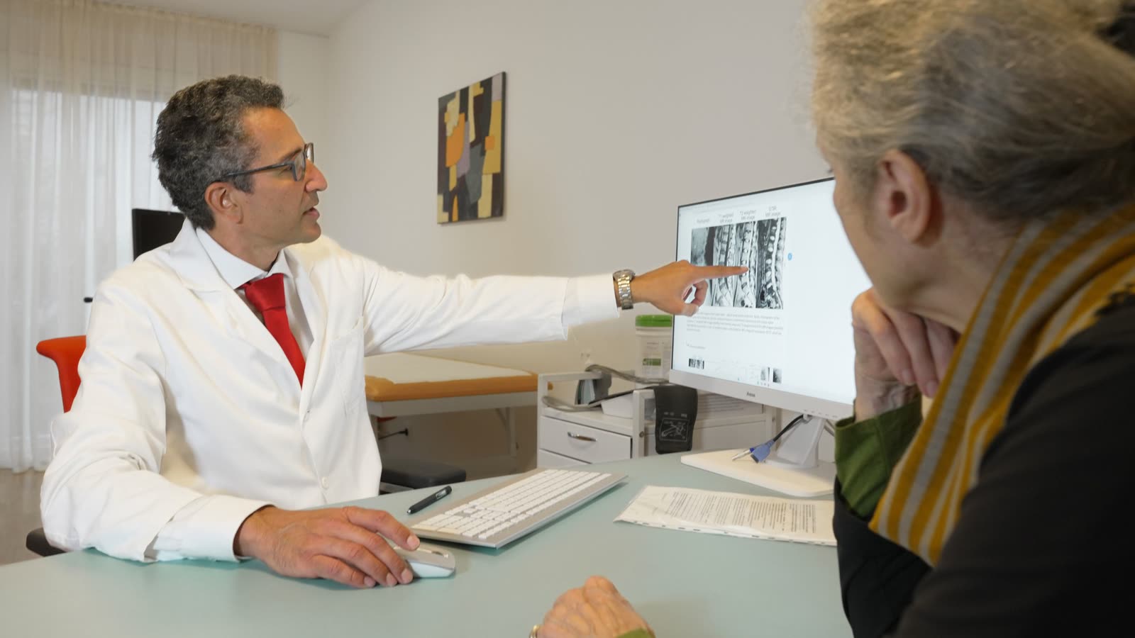 Dr. Sherif bespricht Befunde mit einer Patientin